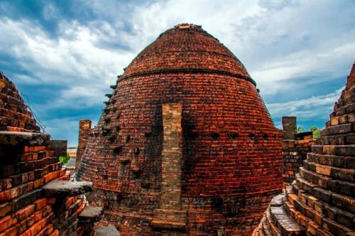 An old brick kiln in Mang Thit. — Photo hamhiemmekong.com