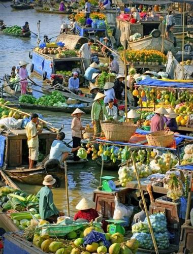 Tra On Floating Market sells a wide range of farm produce, but the most abundant are fresh fruits. Photo mia.vn