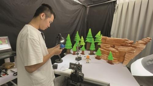 ANIMATOR: Tuong Vinh Quang works patiently in his studio. VNS Photo Le Huong