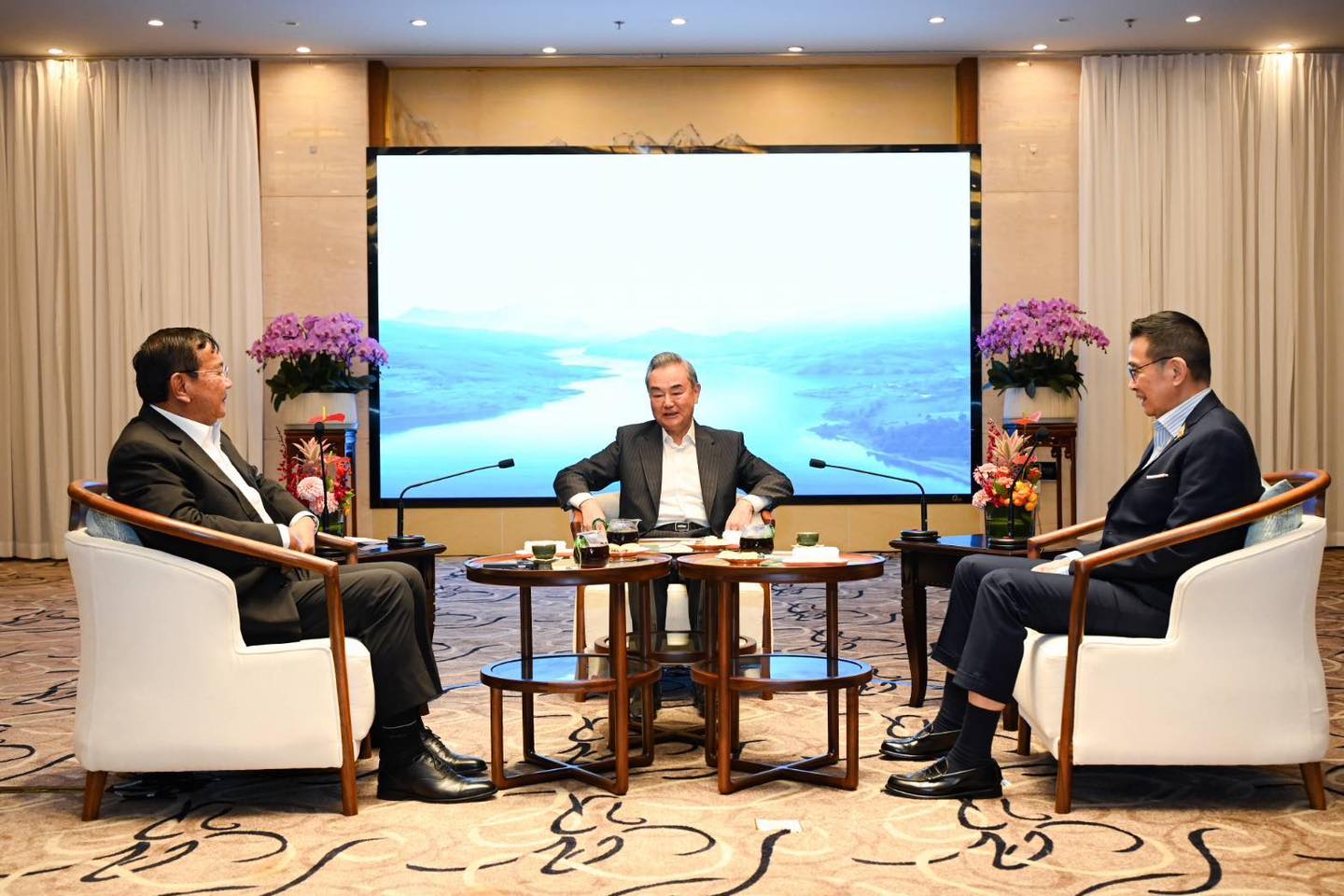 Foreign Ministers of Thailand, China, and Cambodia Attend Informal Talks on Thai-Cambodian Border Situation