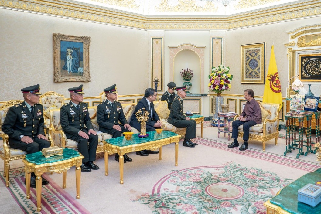 His Majesty receives Royal Thai Armed Forces