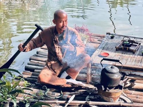 Vo Ba Quoc makes tea and food from natural materials and organic farms' produce for visitors. Photo courtesy of Quoc Linh