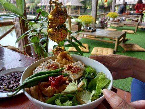 Veg only is the major option at the yoga-meditation eco-tour site in suburban Hoi An city. The isolated site offers a fresh, relaxed space for families and groups at the weekend. Photo courtesy of Quoc Linh eco-village
