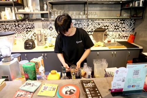 Employees are trained to prepare drinks and greet customers. VNS Photo Van Nguyen