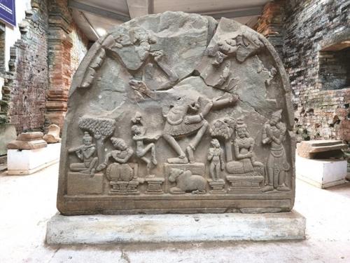 The war-torn bas-relief depicting Shiva performing 'tandava', a dance that triggers the cosmic cycle of creation, preservation and dissolution. — VNS Photo Le Viet Dung