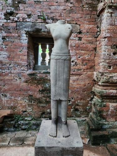 A stone statue of a Champa noblewoman with its upper part badly damaged by war. VNS Photo Le Viet Dung