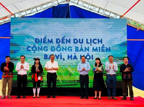 The ceremony to recognize Mien hamlet in Ba Vi district as a community tourism site. (Photo: Hoang Quyen)