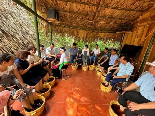 Herbal foot soaking at Mien hamlet (Photo: Hoang Quyen)