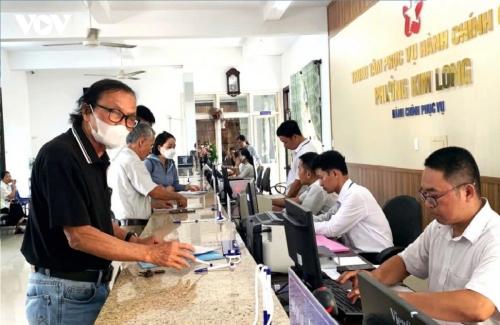 Residents complete administrative procedures at Kim Long ward in Hue. One year after the implementation of Vietnam's new local governance model, public services are becoming increasingly streamlined as authorities continue to address transition ...